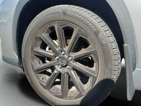 Used 2024 Toyota Highlander XLE FWD image 3