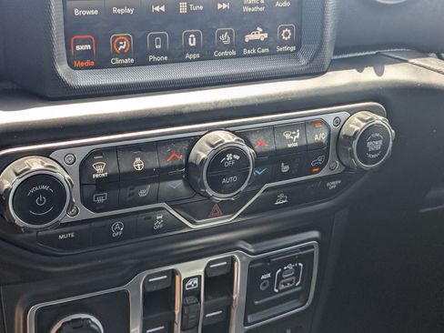 Used 2020 Jeep Gladiator Overland w/ Popular Equipment Package AWD/4WD image 24