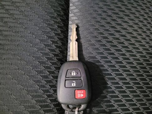 Used 2019 Toyota Highlander LE AWD/4WD image 32