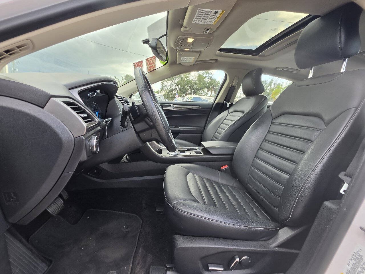 Used 2017 Ford Fusion SE FWD image 12