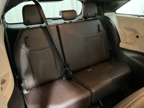 Used 2021 Toyota Sienna Limited image 24