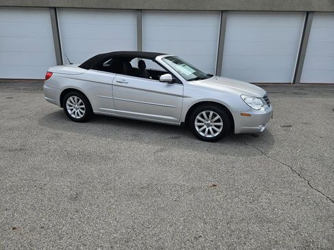 Used 2010 Chrysler Sebring Touring FWD image 4