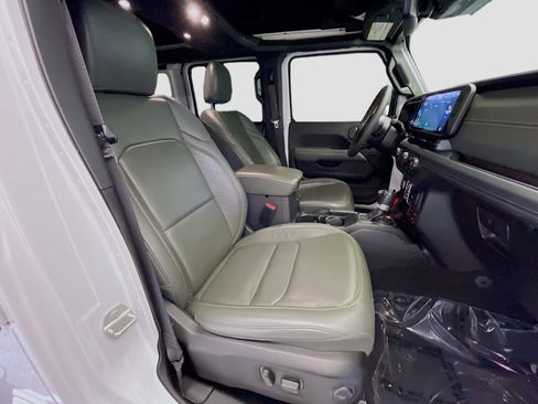 Used 2024 Jeep Wrangler High Altitude image 17