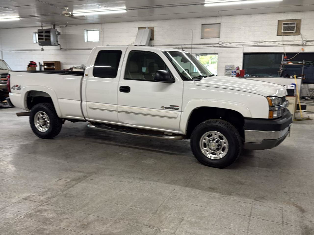 Used 2005 Chevrolet Silverado 2500 LT w/ Heavy-Duty Power Package AWD/4WD image 5