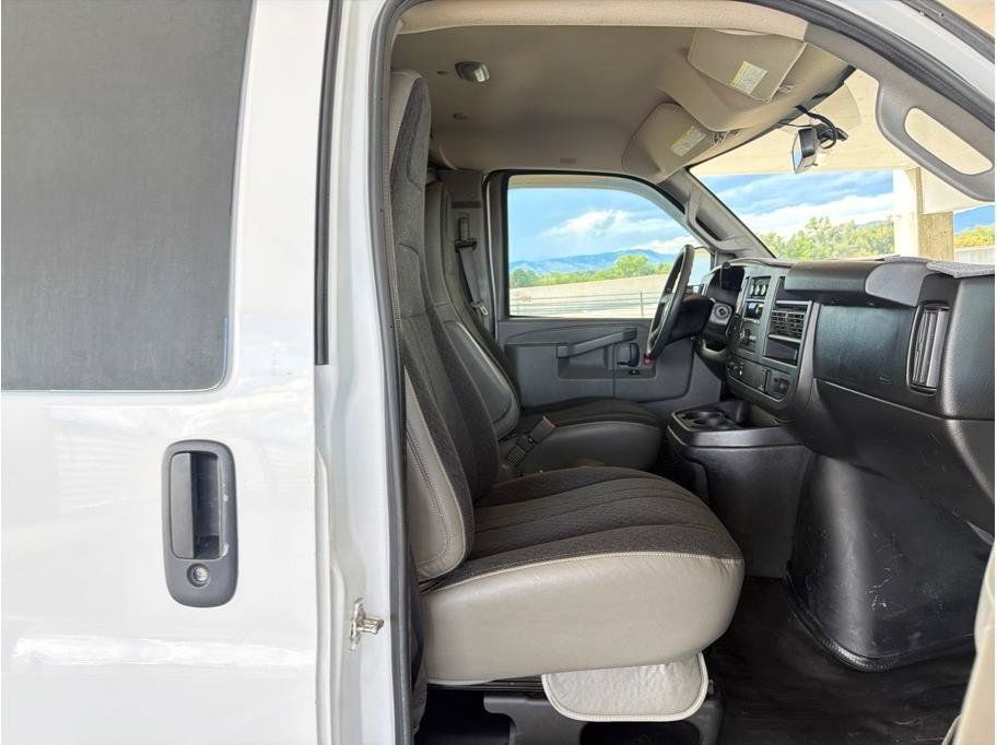 Used 2018 Chevrolet Express 2500 w/ Driver Convenience Package RWD image 13