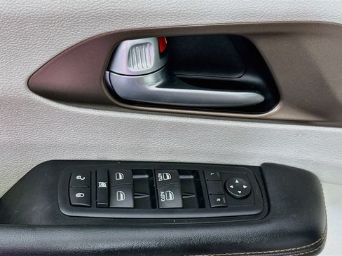 Used 2017 Chrysler Pacifica Touring-L FWD image 19