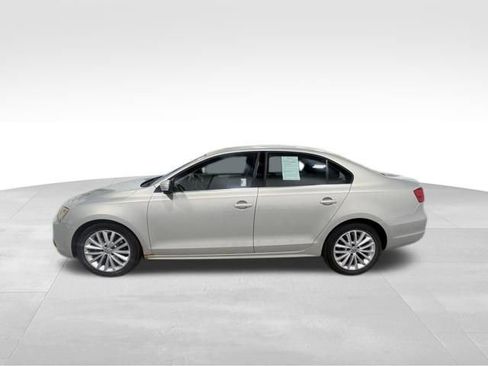 Used 2011 Volkswagen Jetta SEL FWD image 3