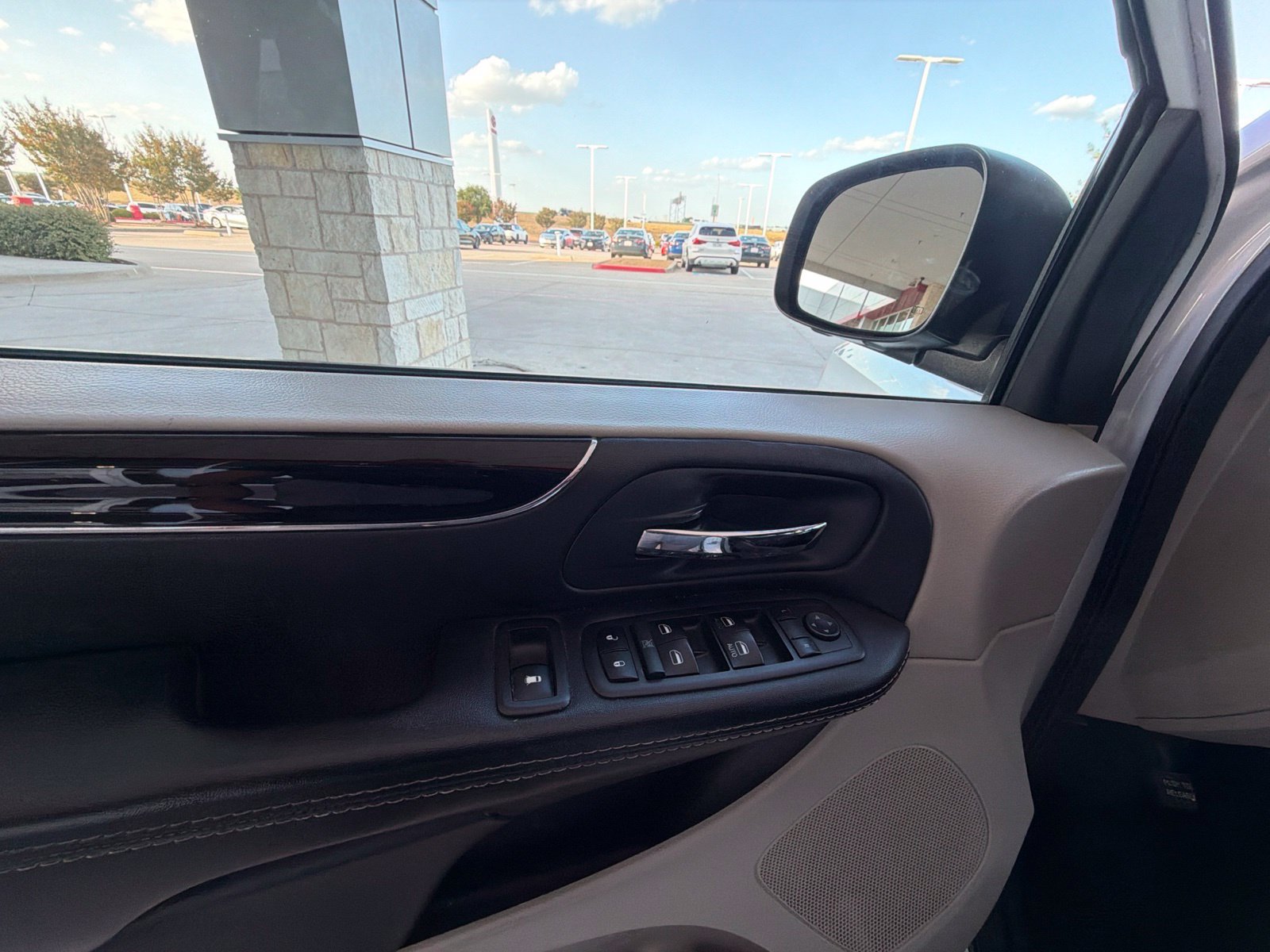 Used 2017 Dodge Grand Caravan SXT FWD image 5
