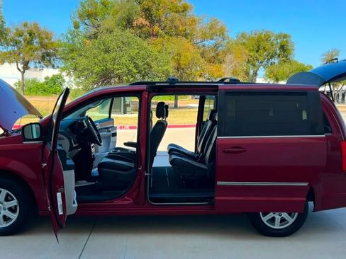 Used 2010 Chrysler Town & Country Touring Plus w/ Safetytec Group FWD image 17