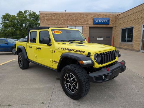 Used 2024 Jeep Gladiator Rubicon w/ Technology Group AWD/4WD image 4