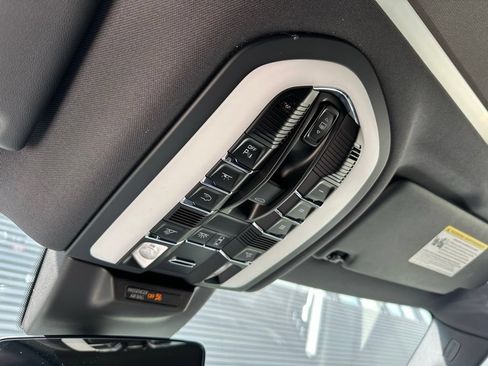Used 2026 Porsche Macan AWD/4WD image 36