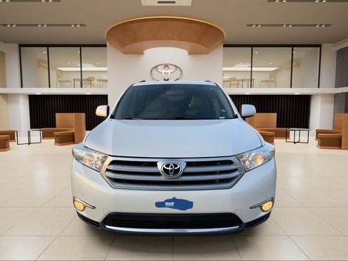 Used 2013 Toyota Highlander Plus FWD image 1