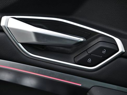 Used 2022 Audi e-tron Premium Plus image 15