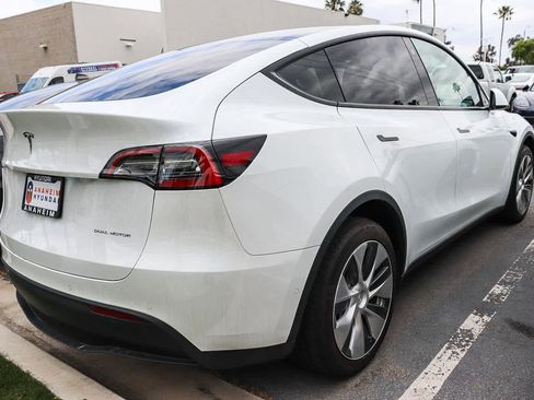 Used 2022 Tesla Model Y Long Range AWD/4WD image 6
