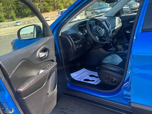 Used 2022 Jeep Cherokee Trailhawk image 6