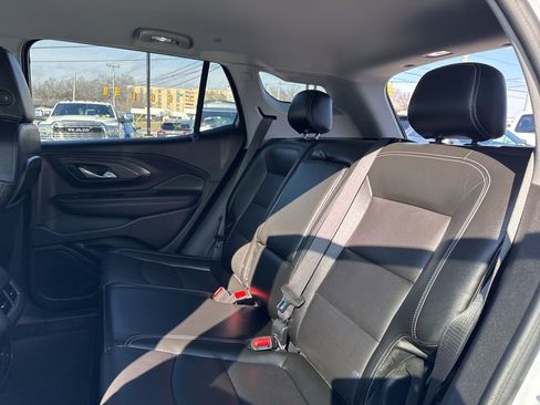 Used 2024 GMC Terrain SLT image 27