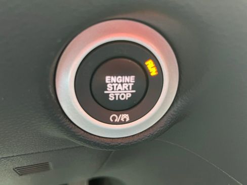 Used 2025 Chrysler Pacifica Select image 16