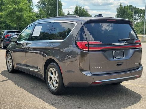 Used 2023 Chrysler Pacifica Limited FWD image 3