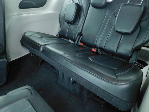 Used 2023 Chrysler Pacifica Touring-L image 25