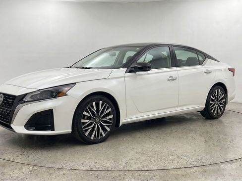 Used 2025 Nissan Altima 2.5 SV FWD image 3