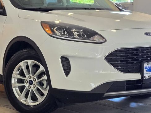 Used 2022 Ford Escape SE FWD image 2