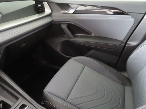 New 2025 Volkswagen Tiguan SE image 19