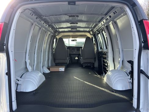New 2025 Chevrolet Express 3500 image 9