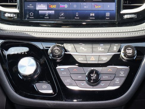 New 2026 Chrysler Pacifica Select image 24