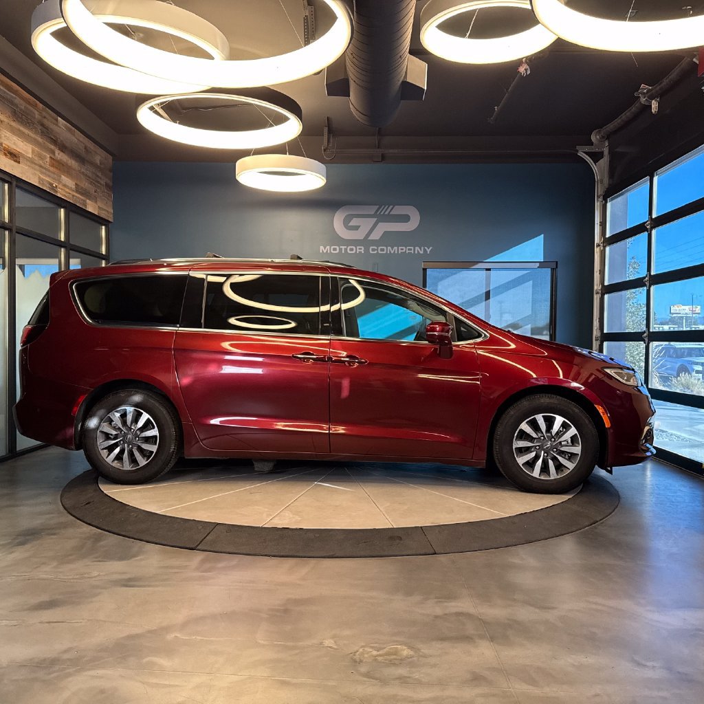 Used 2021 Chrysler Pacifica Touring-L FWD image 2