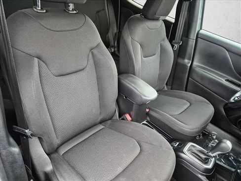 Used 2018 Jeep Renegade Altitude w/ UConnect 8.4 Nav Group FWD image 16