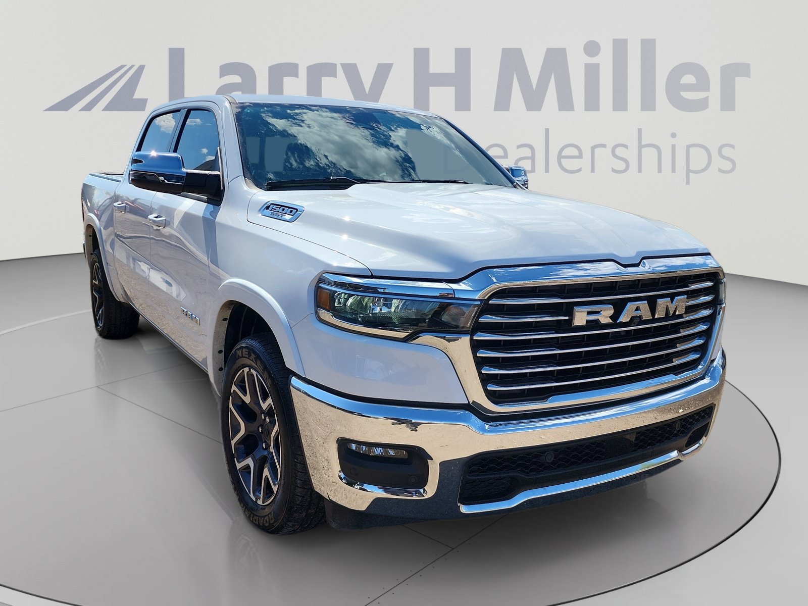 Used 2025 RAM 1500 Laramie AWD/4WD image 7