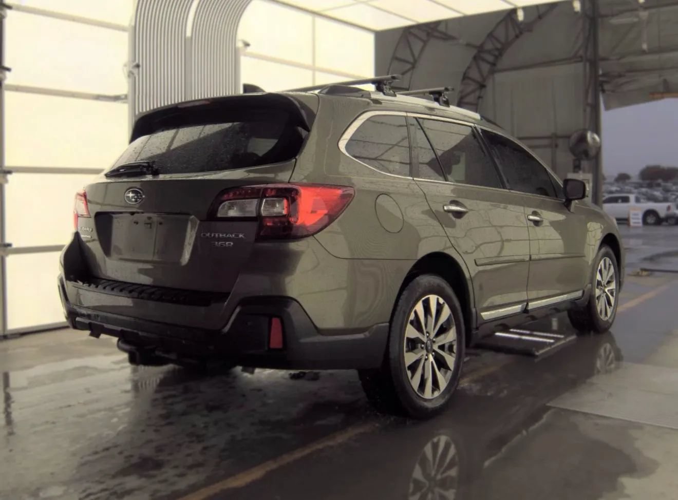 Used 2018 Subaru Outback 3.6R Touring w/ Popular Package #3 AWD/4WD image 4