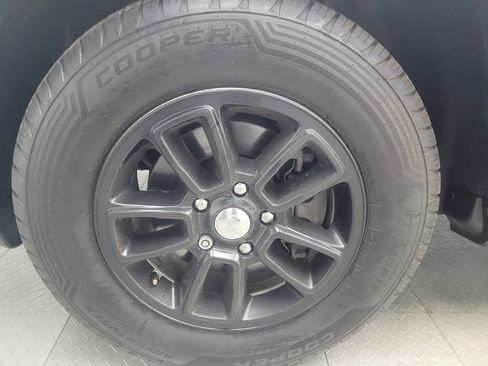 Used 2019 Jeep Grand Cherokee Laredo AWD/4WD image 31