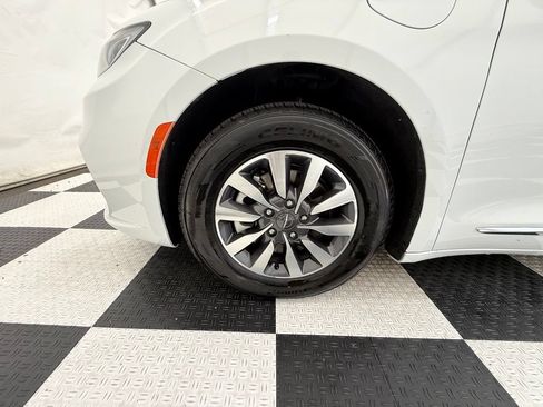 Used 2023 Chrysler Pacifica Limited FWD image 11