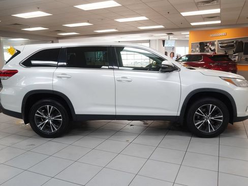 Used 2019 Toyota Highlander LE AWD/4WD image 12