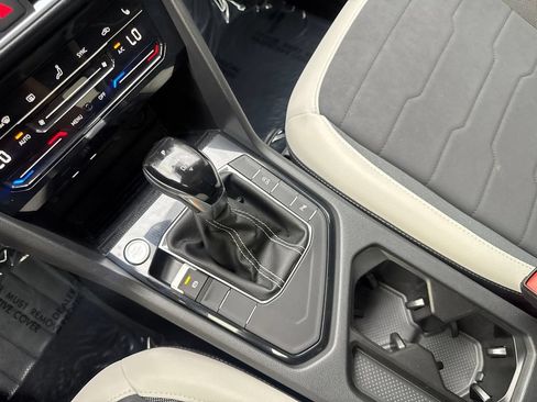 Used 2025 Volkswagen Taos SE w/ Panoramic Sunroof Package FWD image 68
