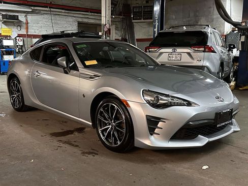 Used 2020 Toyota 86 2-DOOR COUPE MANUAL TRANSMISSI image 5