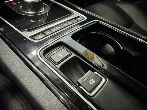 Used 2018 Jaguar XE Premium image 36