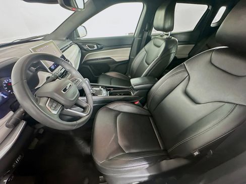 Used 2025 Jeep Compass Limited image 13