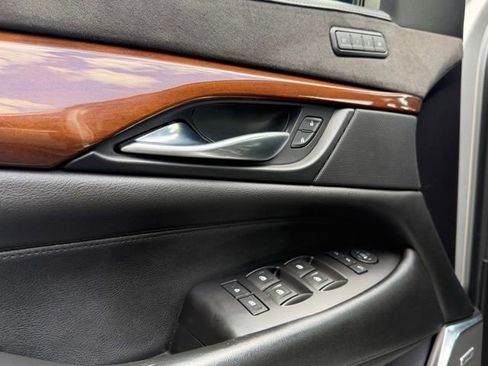Used 2019 Cadillac Escalade Luxury AWD/4WD image 4