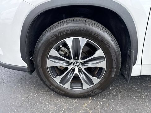 Used 2023 Toyota Highlander XLE AWD/4WD image 10