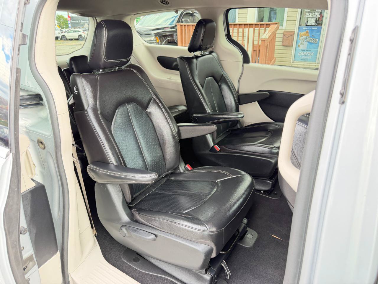 Used 2022 Chrysler Pacifica Touring-L FWD image 42