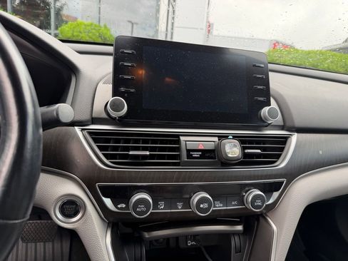 Used 2018 Honda Accord Touring image 11