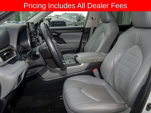 Used 2021 Toyota Highlander XLE FWD image 13