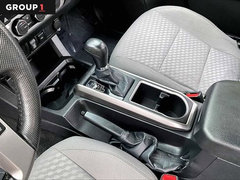 Certified 2022 Toyota Tacoma SR5 AWD/4WD image 17