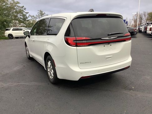 New 2026 Chrysler Pacifica Select image 6