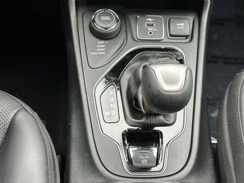 Used 2020 Jeep Cherokee Limited image 16