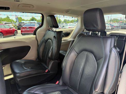 Used 2021 Chrysler Pacifica Touring-L FWD image 17