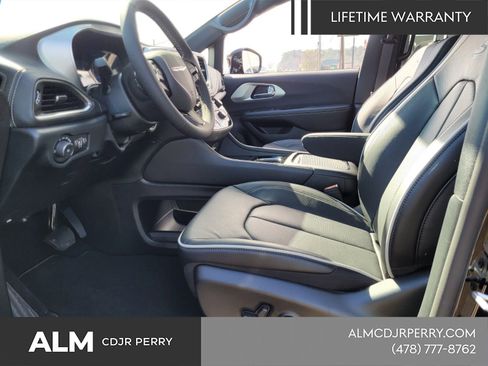 New 2026 Chrysler Pacifica Limited w/ Uconnect Theater Family Group image 3