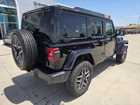 Used 2025 Jeep Wrangler Unlimited Sahara AWD/4WD image 3
